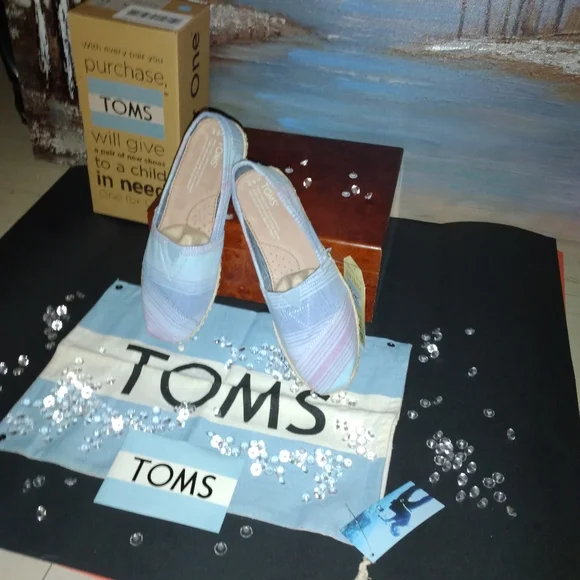 TOMS - Picture 3 of 8